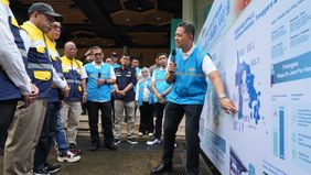 Staf Khusus Menteri Energi dan Sumber Daya Mineral (ESDM) Bidang Investasi dan Ekonomi, Muhammad Mahmud Azhar Lubis saat melakukan kunjungan pemantauan sistem kelistrikan di PLN Unit Pusat Pengatur Beban (UP2B) Sistem Makassar, Kota Makassar, pada Sa