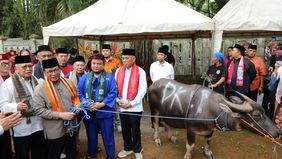 Gubernur DKI Jakarta, Pramono Anung menghadiri acara Andilan Kebo yang digelar oleh Majelis Kaum Betawi (MKB) di Puskeswan Pondok Rangon, Rabu, 18 Maret 2026.