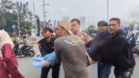 Sementara pengendara lain yang terlibat dalam kecelakaan diamankan petugas untuk dilakukan pemeriksaan di Pos Pengamanan (Pos PAM) Pemuda.