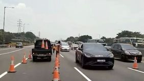 PT Jasamarga Transjawa Tol (JTT) menambah lajur contraflow (lawan arus) di ruas Tol Jakarta-Cikampek seiring meningkatnya kepadatan lalu lintas pada H-2 Lebaran atau Kamis 19 Maret 2026 siang.