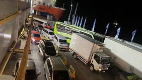 Aktivitas pemudik di Pelabuhan Bakauheni, Lampung Selatan, menuju Merak, Banten, mengalami lonjakan volume kendaraan pada puncak arus mudik Lebaran 2026.