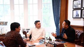 Sekretaris Kabinet Teddy Indra Wijaya bersama Staf Khusus Presiden Yovie Widianto dan Utusan Khusus Presiden Raffi Ahmad menggelar diskusi membahas sejumlah isu strategis, salah satunya strategi menjadikan Bahasa Indonesia mendunia.
