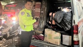 Kepolisian Resor Garut menghentikan sebuah mobil ambulans yang dicurigai menyalahgunakan fungsi dengan mengangkut pemudik serta barang untuk menghindari kemacetan di jalur Malangbong, Kabupaten Garut, Jawa Barat.