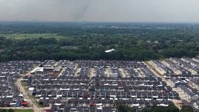 Suasana kompleks perumahan Pesona Kahuripan 10 di Cileungsi, Kabupaten Bogor tampak hidup.
