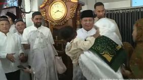 Prabowo Subianto menggelar kegiatan halalbihalal usai menunaikan salat Idulfitri 1447 Hijriah di Masjid Darussalam, Kampung Simpang, Karang Baru, Aceh Tamiang
