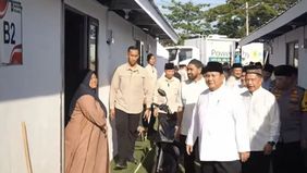 Prabowo Subianto meninjau hunian sementara (huntara) yang dibangun pemerintah untuk korban bencana di Kabupaten Aceh Tamiang