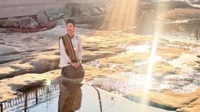 Selebritas kontroversial Lucinta Luna berbagi kebahagiaan. Ia tampil mencuri perhatian saat melaksanakan salat Idul Fitri.