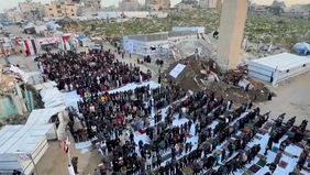 Ratusan warga Palestina di Jalur Gaza berkumpul pada Jumat (21/3/2026) untuk melaksanakan salat Idul Fitri meski kota mereka mengalami kerusakan parah akibat perang baru-baru ini.