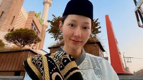 Lucinta Luna kembali menjadi sorotan publik setelah mengejutkan warganet dengan penampilan yang berbeda dari biasanya. Sosok yang memiliki nama asli Muhammad Fatah itu tampil maskulin saat melaksanakan salat Idul Fitri.