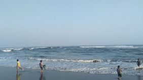 Badan Meteorologi Klimatologi dan Geofisika (BMKG) mengeluarkan peringatan penting bagi para wisatawan yang berencana menghabiskan waktu di kawasan pegunungan hingga pantai selatan.