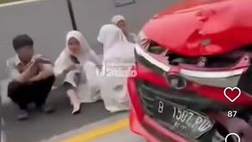 Penumpang mobil sampai terduduk di sisi kanan jalan tol.