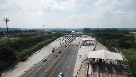  Puncak arus balik Lebaran 2026 diprediksi mulai terasa pada 24 Maret 2026. Pemerintah meminta masyarakat untuk lebih siap menghadapi lonjakan kendaraan, termasuk dengan mengatur waktu perjalanan hingga memanfaatkan kebijakan kerja fleksibel.