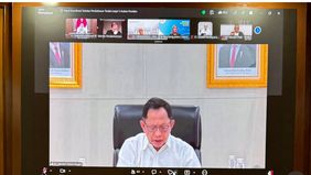 Sekretaris Kabinet Teddy Indra Wijaya mengikuti rapat koordinasi lintas kementerian dan lembaga yang membahas rencana kebijakan di sektor energi serta stimulus ekonomi