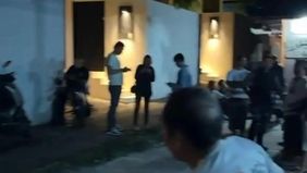 Korban dikeroyok oleh dua pelaku.