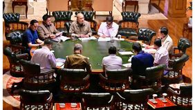 Prabowo Subianto menerima Menteri Investasi dan Hilirisasi yang juga Kepala Badan Pengelola Investasi Daya Anagata Nusantara (BPI Danantara) Rosan Perkasa Roeslani bersama sejumlah Menteri Kabinet Merah Putih di kediaman pribadi Presiden di Hambalang