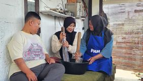 Komitmen PNM untuk memberdayakan perempuan prasejahtera tanpa diskriminasi memberi ruang bagi Ibu Irma untuk mengembangkan potensi yang ia miliki serta membagikan ilmu dan semangatnya bagi sesama penyandang disabilitas di lingkungan sekitar rumahnya,