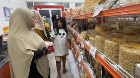 Momentum libur lebaran ternyata menjadi kesempatan baik bagi para pemudik atau pelancong untuk memboyong buah tangan khas dari daerah setempat. Sebagai dampaknya, toko oleh-oleh pun mengalami lonjakan pengunjung.