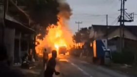 Insiden kebakaran hebat melahap truk pengangkut gas elpiji, terjadi di Pelabuhan Ratu tepatnya di Jalan Raya Bagbagan, Kampung Cibarengkok, Citarik, pada Kamis, 26 Maret 2026 sore.
