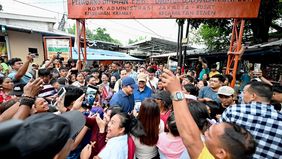 Prabowo menyusuri permukiman warga yang berdiri di dekat bantaran rel kereta api Senen