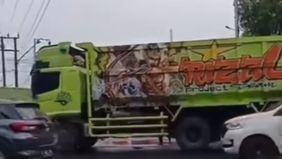 Berdasarkan laporan warga, insiden tersebut melibatkan sepeda motor dan truk, yang mengakibatkan dua orang menjadi korban.