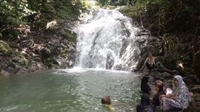 Air Terjun 7 Tingkat di Tapak Tuan, Aceh Selatan, jadi "primadona" bagi warga berwisata saat masa libur Lebaran. Keindahan alam berupa teras alaminya jadi daya tarik tersendiri.