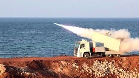 Islamic Revolutionary Guard Corps (IRGC) pada Kamis, 26 Maret 2026, menyatakan telah meluncurkan gelombang baru serangan drone yang menyasar fasilitas militer dan logistik milik Amerika Serikat di Kuwait, Arab Saudi, dan Bahrain.