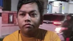 Pria tersebut diamankan dan diinterogasi oleh warga sekitar.