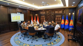 Sekretaris Kabinet Teddy Indra Wijaya menghadiri rapat strategis terkait kebijakan energi dan stimulus ekonomi yang dipimpin oleh Menteri Koordinator Bidang Perekonomian Airlangga Hartarto di Jakarta, Jumat. Pertemuan ini menjadi bagian dari langkah 