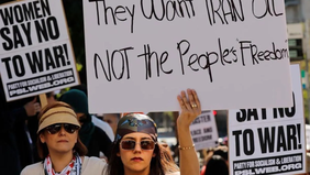 Presiden Amerika Serikat, Donald Trump, menyatakan bahwa Iran telah mengizinkan 10 kapal tanker minyak melintasi Selat Hormuz, termasuk delapan kapal berbendera Pakistan, dan menyebut langkah tersebut sebagai &ldquo;hadiah&rdquo; bagi Amerika Serikat.