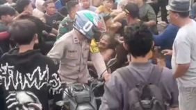 Kasus dugaan perselingkuhan yang melibatkan seorang oknum ustaz berinisial AP (42) di Karawang memicu kericuhan dan menjadi perbincangan warga setempat.