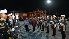 Prabowo Subianto menunjukkan kehangatan hubungan persahabatan antarnegara dengan mengantar langsung Perdana Menteri (PM) Malaysia Anwar Ibrahim ke Pangkalan TNI AU Halim Perdanakusuma, Jakarta