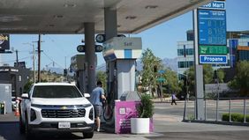 Environmental Protection Agency (EPA) Amerika Serikat mengambil langkah dengan mencabut aturan pembatasan penjualan bahan bakar etanol selama musim panas guna meredam tekanan kenaikan harga minyak yang dirasakan konsumen.