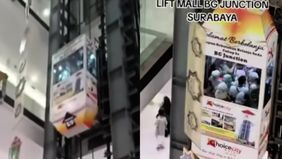 Detik-detik lift macet di mall Surabaya dan mendadak terhenti di tengah-tengah, diduga karena kelebihan penumpang.