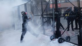 Aparat kepolisian di Los Angeles mengambil langkah tegas dengan menembakkan gas air mata dan melakukan penangkapan setelah demonstrasi besar bertajuk &ldquo;No Kings&rdquo; memanas pada Sabtu (28/3) malam waktu setempat.