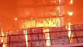 Pabrik pembuatan gelas plastik di Gunung Putri Bogor, ludes terbakar dan sejumlah karyawan berusaha menyelamatkan diri.