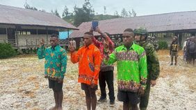 Sebanyak tiga orang eks anggota kelompok TPNPB-OPM secara resmi menyatakan ikrar setia kepada Negara Kesatuan Republik Indonesia (NKRI) yang digelar di SD Inpres 1 Sinak, Distrik Sinak, Kabupaten Puncak, Papua Tengah