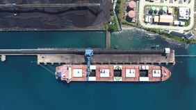 Sementara itu, asumsi harga aluminium juga dinaikkan untuk seluruh periode proyeksi karena permintaan yang diperkirakan tetap kuat dalam beberapa tahun ke depan. Untuk tahun 2026, proyeksi harganya naik dari US$2.550 ke US$2.900 per ton. 