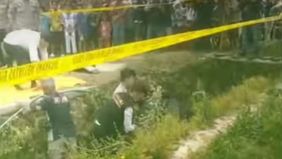 Warga di kawasan Sukakarya digegerkan dengan penemuan sesosok mayat pria yang mengambang di aliran Sungai Cipendeuy.