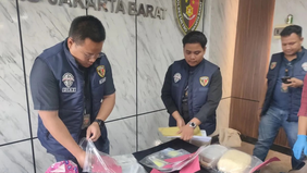 Polisi mengungkap fakta baru dalam kasus penipuan modus black dollar di wilayah Meruya, Jakarta Barat. Cairan yang diklaim sebagai bahan kimia khusus untuk mengubah uang hitam menjadi dolar asli ternyata hanya campuran air biasa dan detergen.