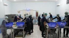 Program Makan Bergizi Gratis (MBG) kembali beroperasi pasca Lebaran dengan penguatan pengawasan keamanan pangan di seluruh tahapan produksi dan distribusi. Pada hari pertama operasional, Satuan Pelayanan Pemenuhan Gizi (SPPG) Harapan Mulia I Kemayora