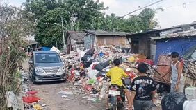 Tumpukan sampah terlihat menggunung di Tempat Penampungan Sementara (TPS) Rawadas, Pondok Kopi, Duren Sawit, Jakarta Timur, pada Selasa, 31 Maret 2026. Kondisi ini terjadi akibat terhambatnya proses pengangkutan sampah dari lokasi tersebut.