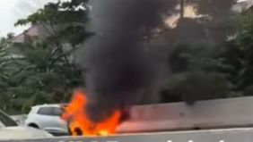Insiden mobil terbakar terjadi di ruas Tol Jakarta-Cikampek KM 5 arah Bekasi pada Selasa, 31 Maret 2026. Peristiwa ini sempat mengganggu kelancaran arus lalu lintas di salah satu jalur tersibuk tersebut.