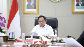 Menteri Dalam Negeri Muhammad Tito Karnavian menerbitkan Surat Edaran (SE) yang mengatur pola kerja aparatur sipil negara (ASN) pemerintah daerah melalui kombinasi work from office (WFO) dan work from home (WFH).