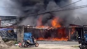 Kobaran api yang cukup besar bahkan nyaris menghabiskan satu bangunan bengkel secara keseluruhan.