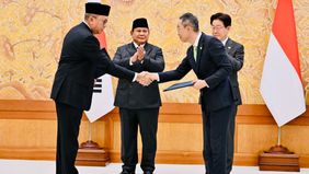 Prabowo Subianto menyaksikan secara langsung pengumuman dan pertukaran 10 nota kesepahaman (Memorandum of Understanding/MoU) antara Republik Indonesia dan Republik Korea dalam kunjungan kenegaraannya di Istana Kepresidenan Republik Korea.