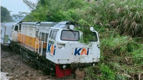 Perjalanan KA Ciremai mengalami gangguan akibat material longsor yang menutup jalur rel pada Selasa (31/3/2026). Insiden terjadi sekitar pukul 14.53 WIB di petak Maswati&ndash;Sasaksaat (MSI&ndash;SKT), tepatnya di Km 142+8/9, sehingga memengaruhi kelancaran ope
