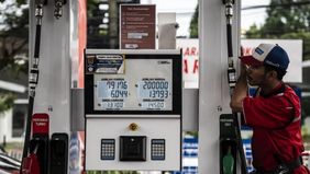 Piter Abdullah, Policy and Program Director Prasasti menilai kebijakan pemerintah menahan kenaikan harga BBM saat ini merupakan upaya menjaga daya beli masyarakat. 