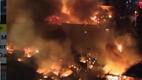 Rumah-rumah milik warga yang ada di sekitar gudang tersebut tampak hangus terbakar oleh api.
