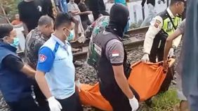 Warga menduga korban sengaja berjalan di tengah rel kereta