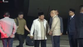 Di bawah tangga pesawat, Presiden Prabowo tampak disambut oleh Wakil Presiden Gibran Rakabuming, Menteri Sekretaris Negara Prasetyo Hadi, Panglima TNI Jenderal Agus Subiyanto, Kapolri Jenderal Listyo Sigit Prabowo, dan Kepala Badan Intelijen Negara M